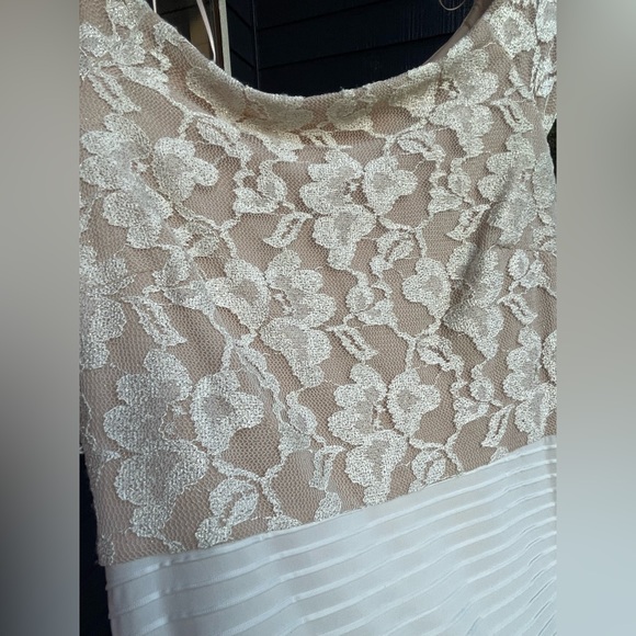 J. Taylor beautiful dress in white, beige & a bit of sparkle size 6 - Picture 7 of 8